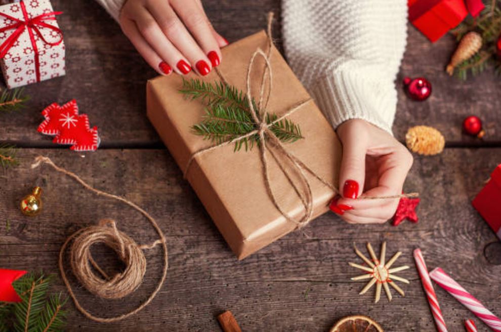 Confezionare un regalo con materiali sostenibili e carta riciclata
