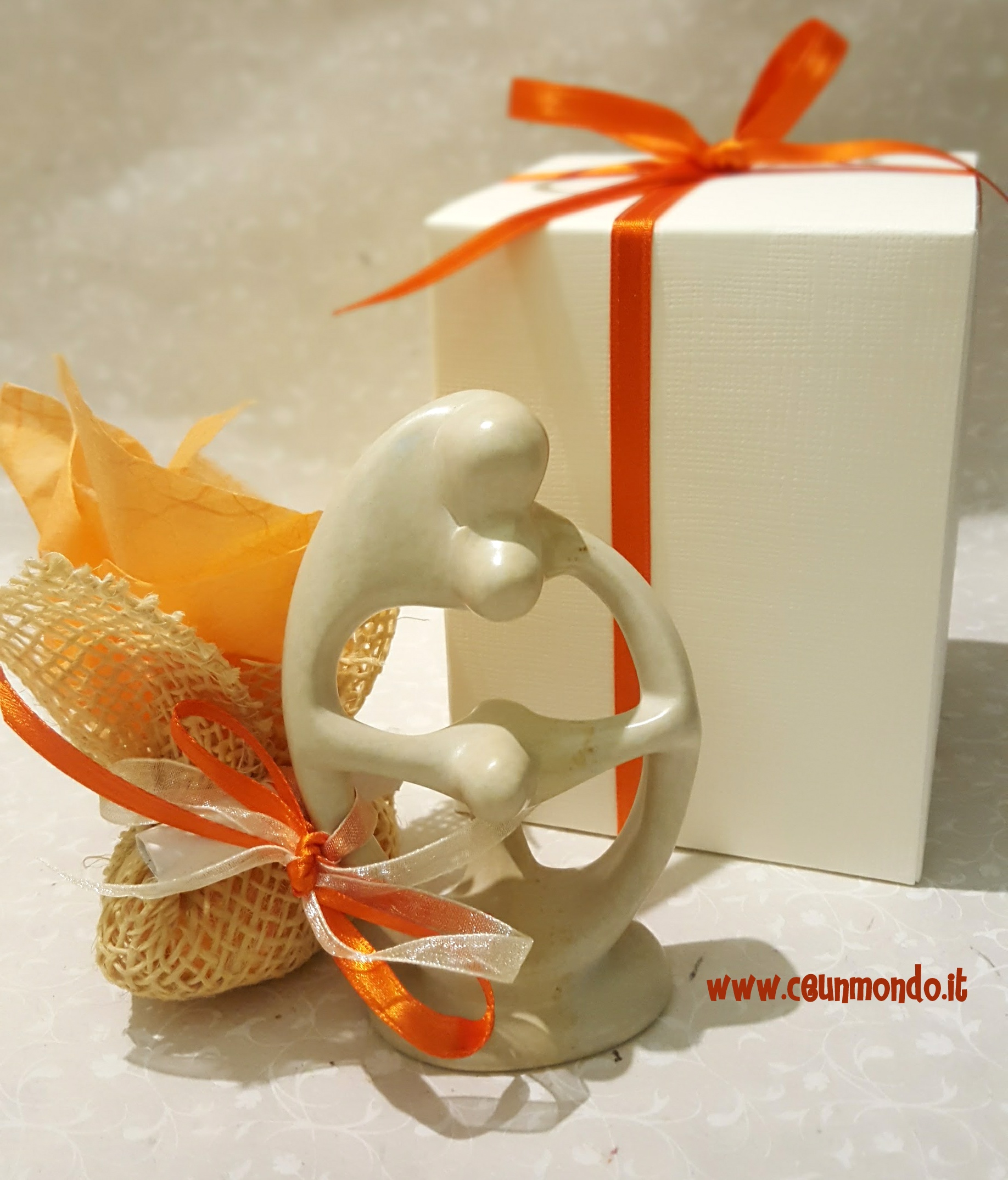 Statua famiglia con portaconfetti, nastri e scatola - in arancio