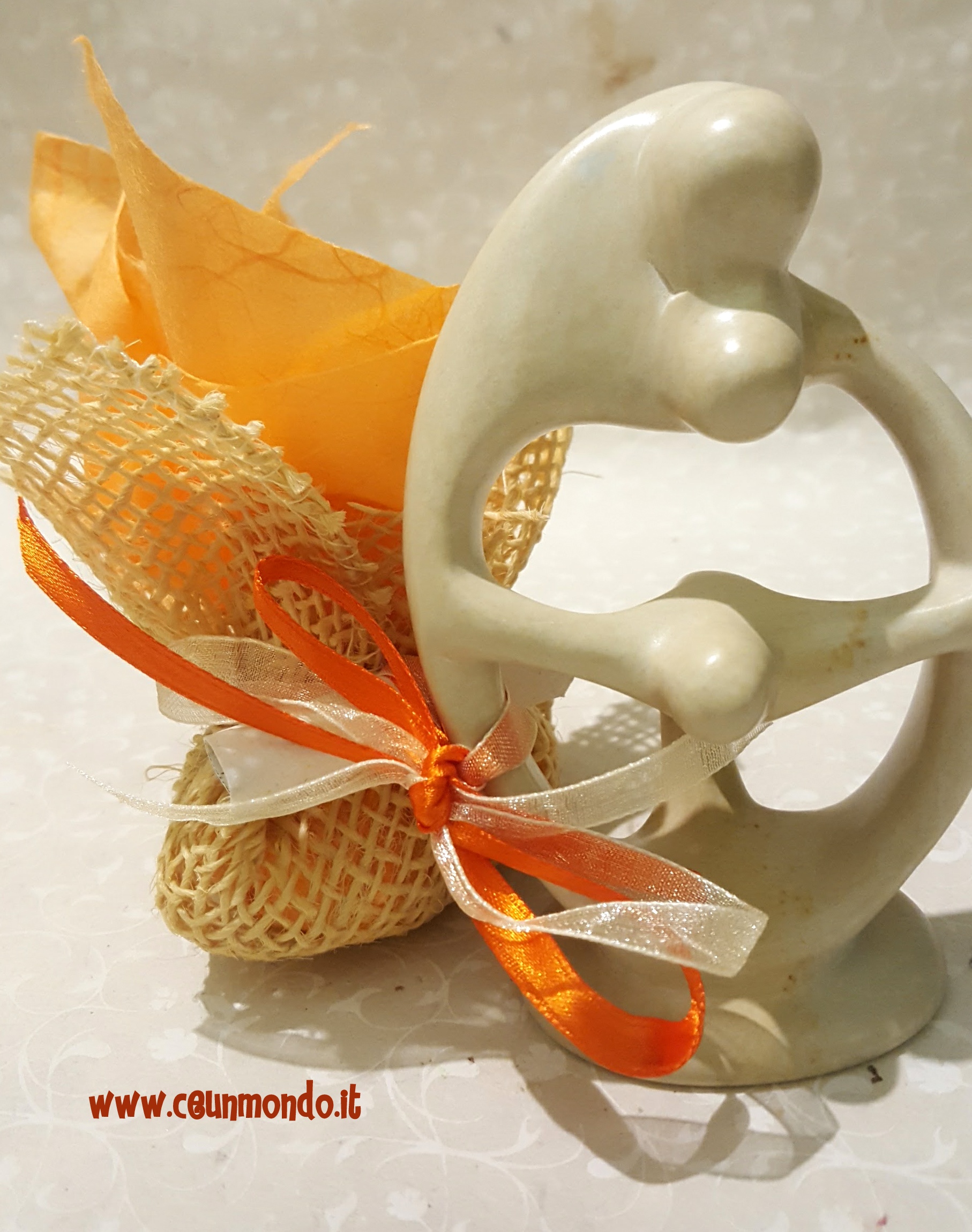 Statua famiglia con portaconfetti e nastri - in arancio