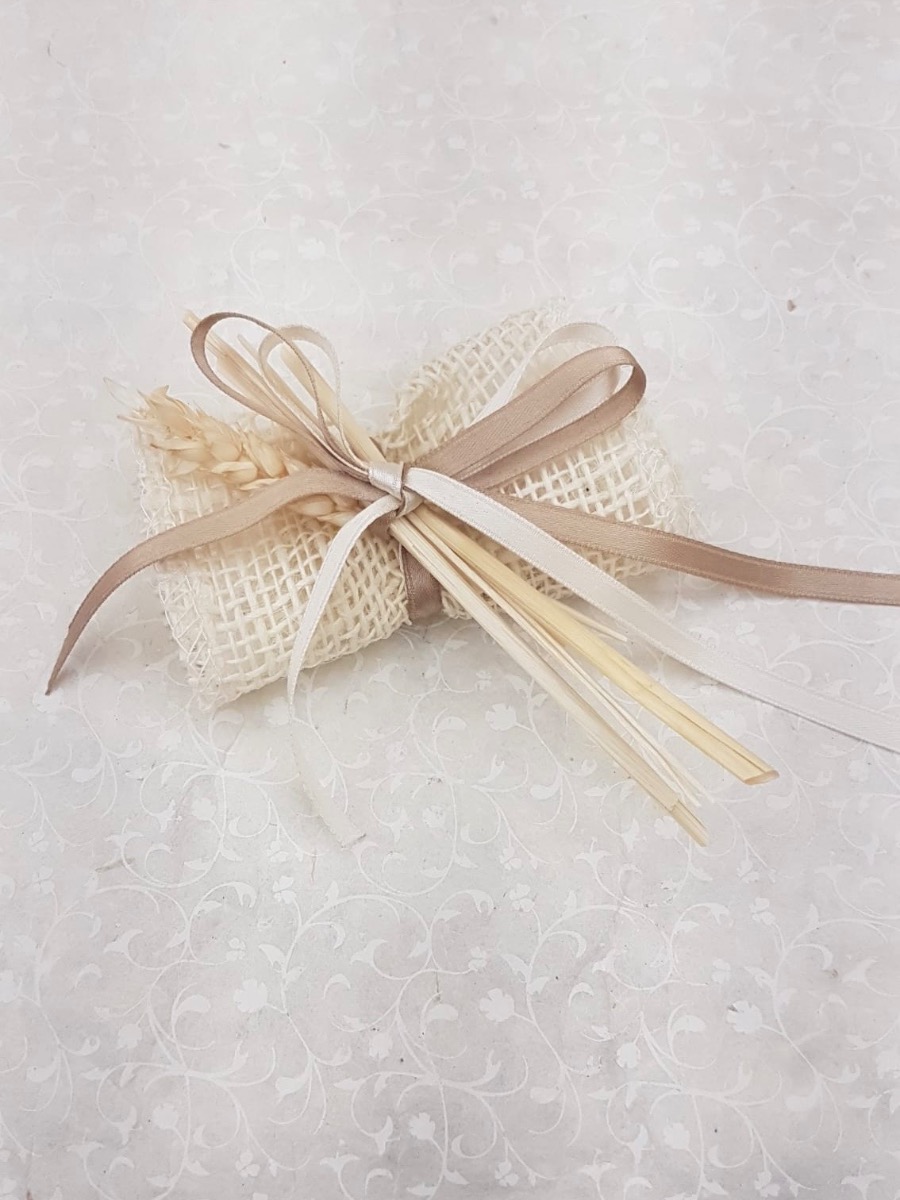 Porta confetti a pacchetto con nastri e spiga di grano