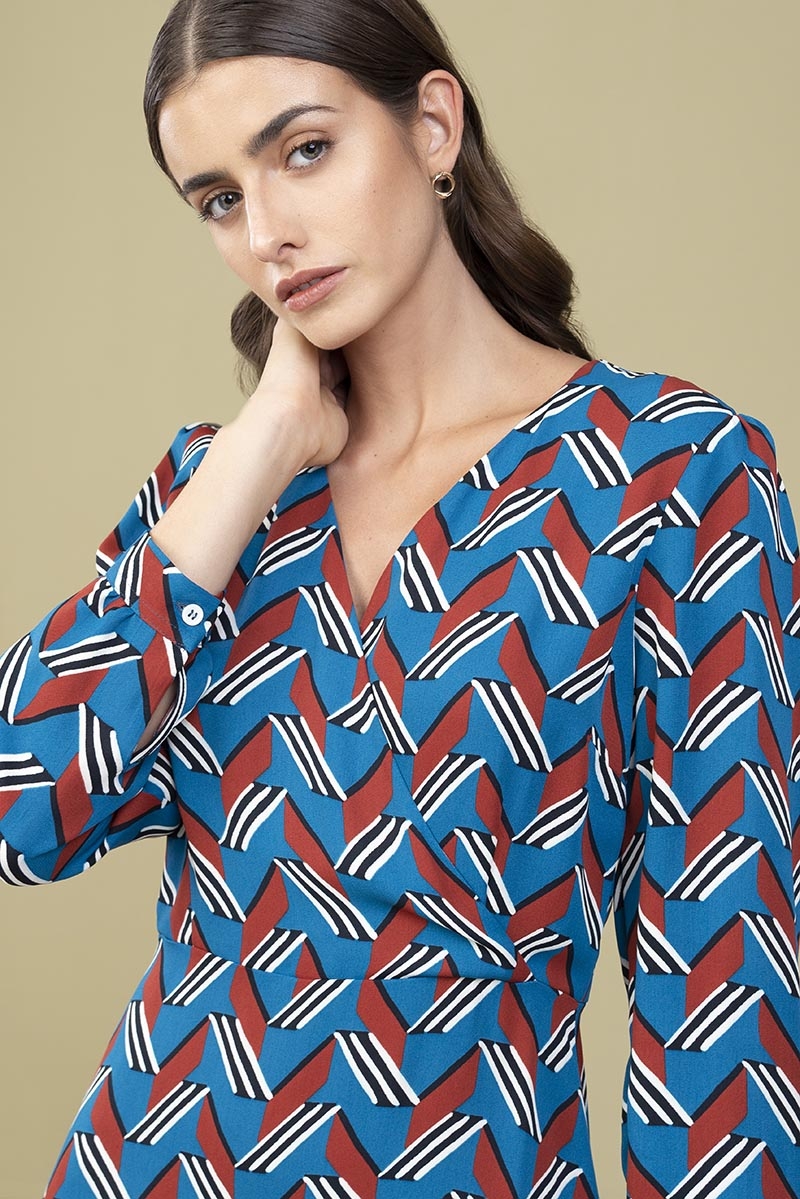 Vestito midi incrociato Sabine - disegno geometrico azzurro - Quid