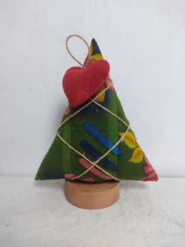 Alberello di Natale in sari riciclati, con base in legno