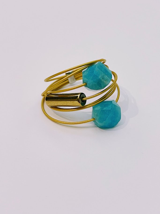Anello a filo dorato con doppi turchesi