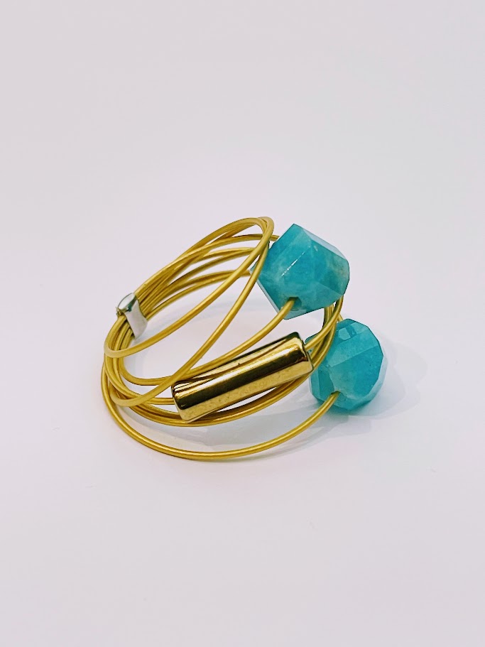 Anello a filo dorato con doppi turchesi