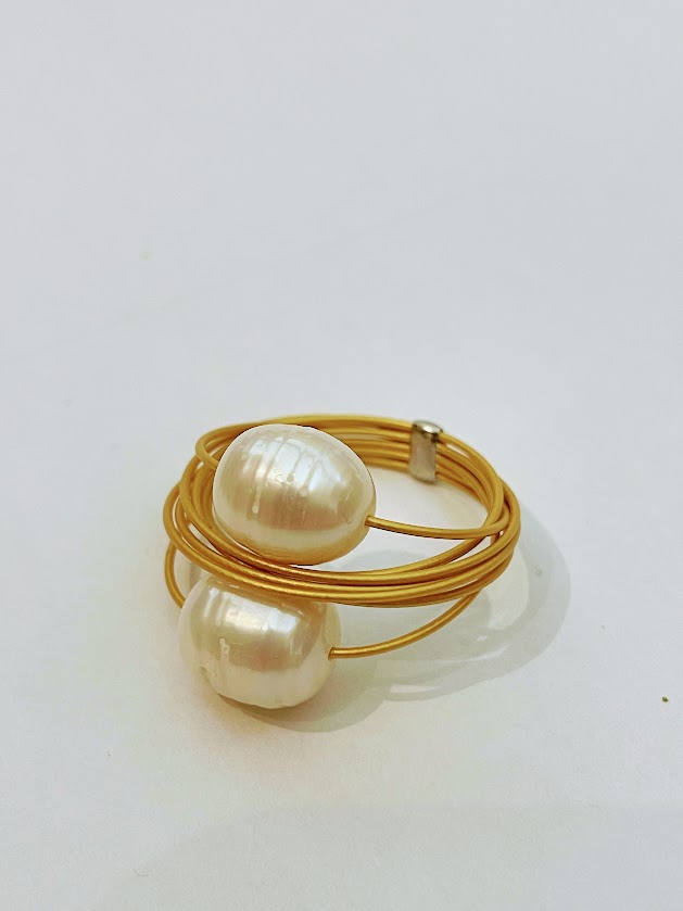 Anello a filo dorato con doppia Perla