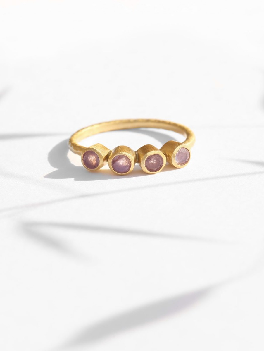 Anello dorato con 4 pietre in quarzo rosa