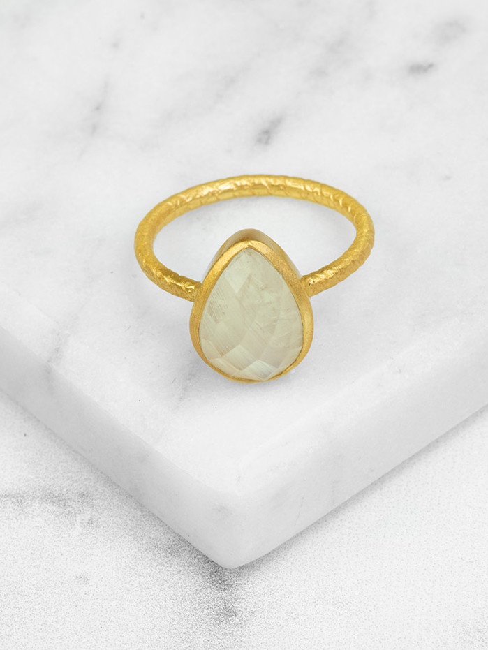 Anello dorato a goccia con quarzo bianco intagliato