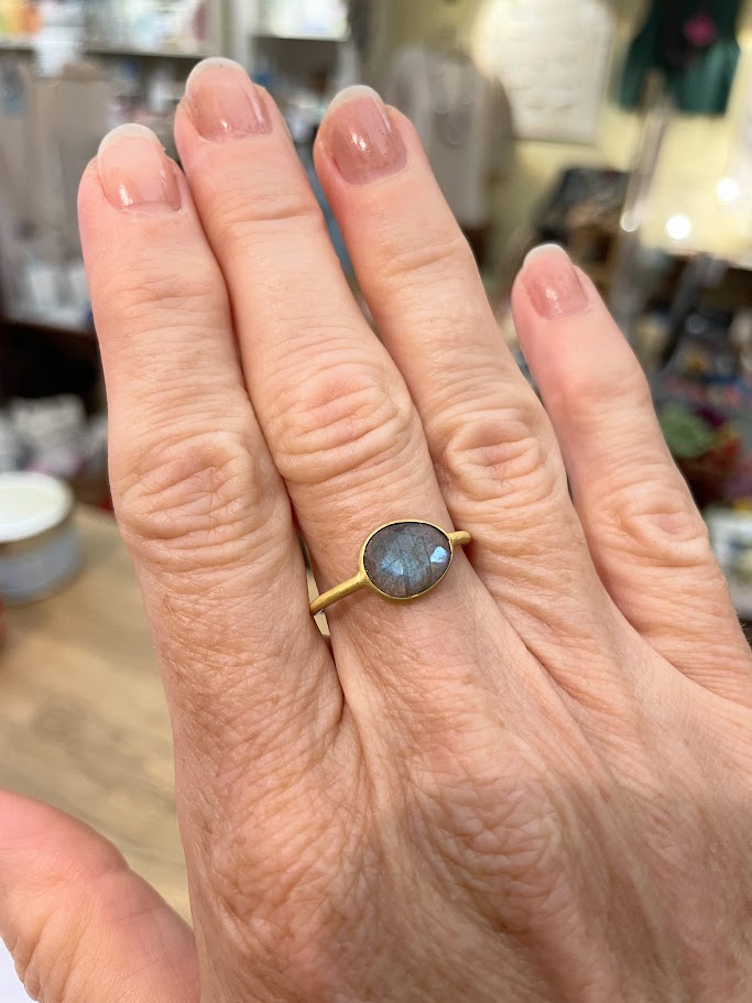 Anello ovale pietra labradorite placcato oro - Mandum