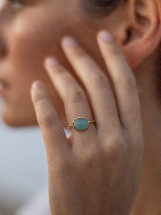 Anello con pietra acquamarina sfaccettata, placcato oro, Hera Mandum