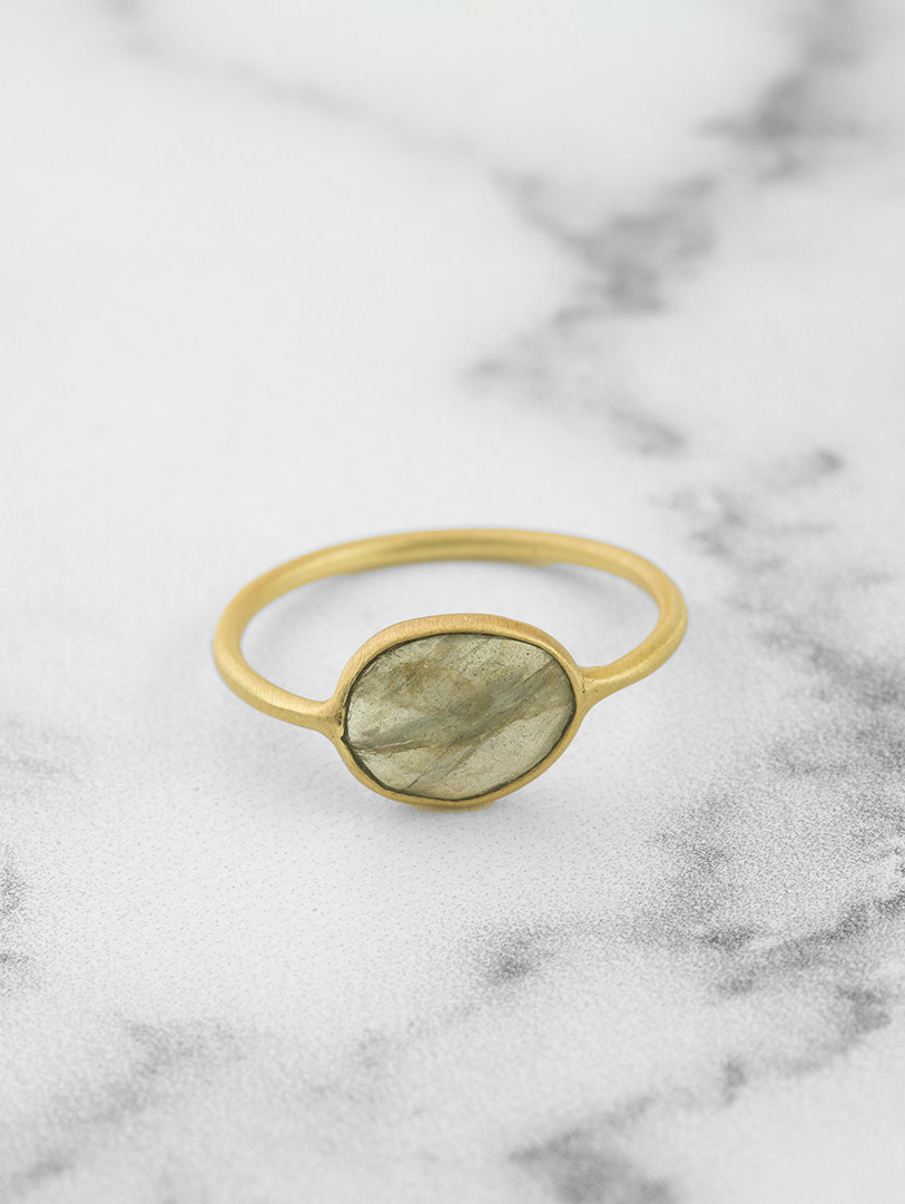 Anello ovale pietra labradorite placcato oro - Mandum