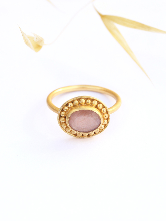 Anello quarzo rosa placcato oro a corona ovale Mandum