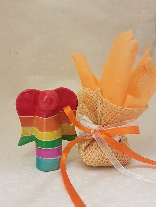 Bomboniera con angelo stilizzato in pietra saponaria arcobaleno e porta confetti