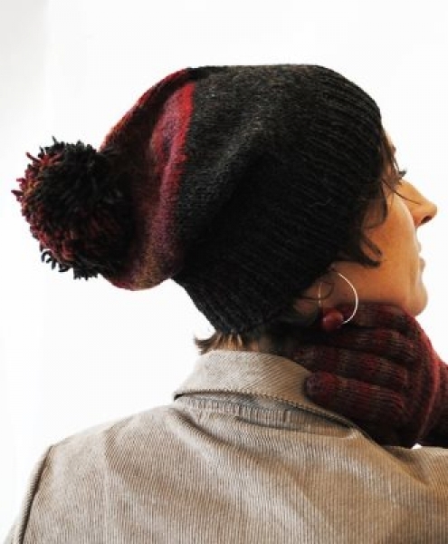 Berretto in Lana di alpaca Rosso porpora righe grigie Pon pon