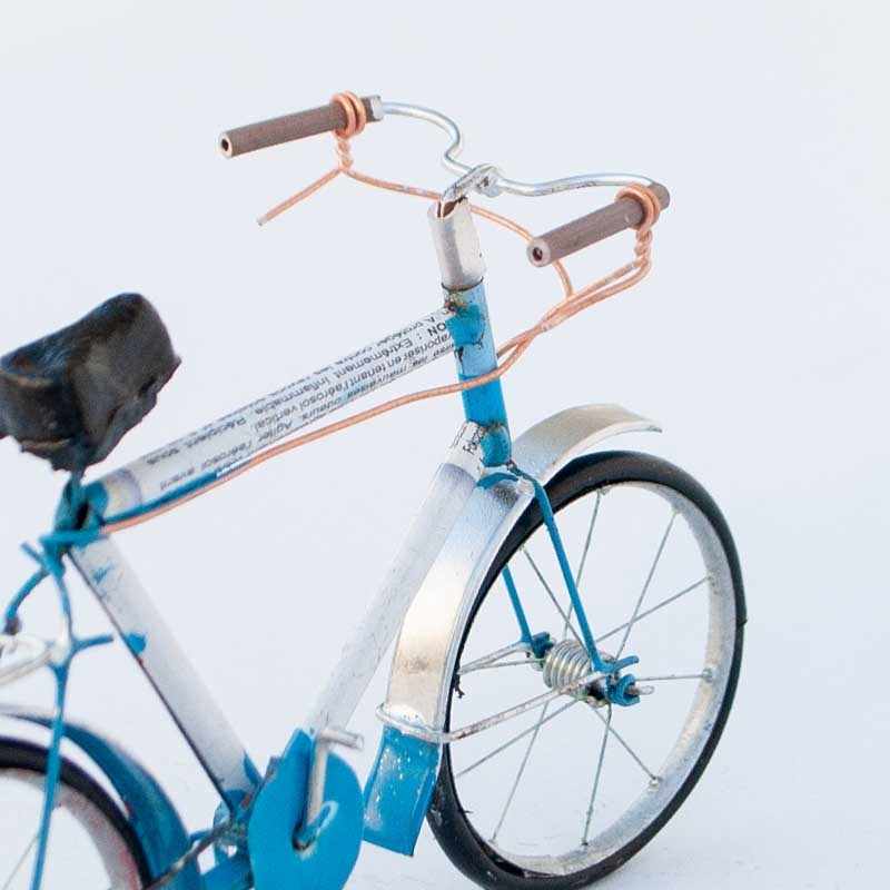 Bicicletta in latta riciclata - i colori sono assortiti