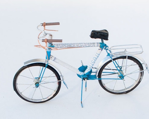 Bicicletta in latta riciclata - i colori sono assortiti