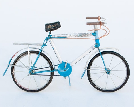 Bicicletta in latta riciclata - i colori sono assortiti