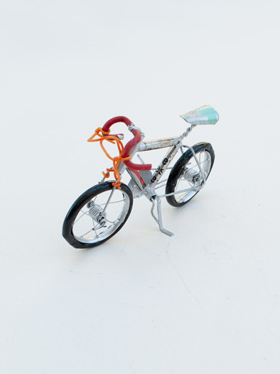 Bicicletta in latta riciclata piccola da corsa