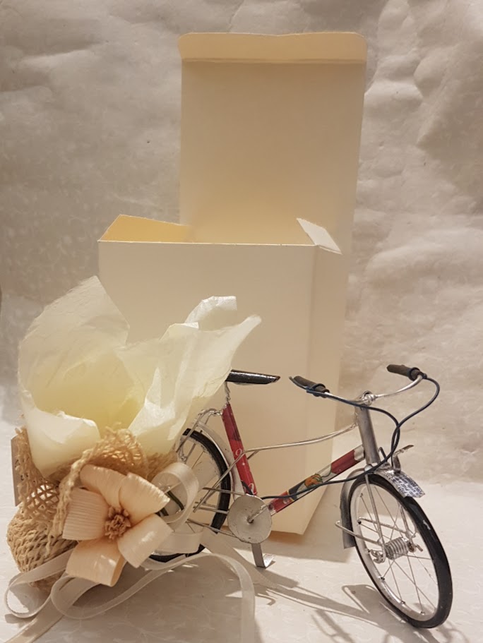 Bomboniera bicicletta in latta riciclata con porta confetti e scatola