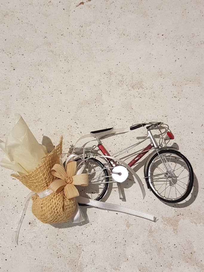 Bomboniera bicicletta in latta riciclata con porta confetti e scatola