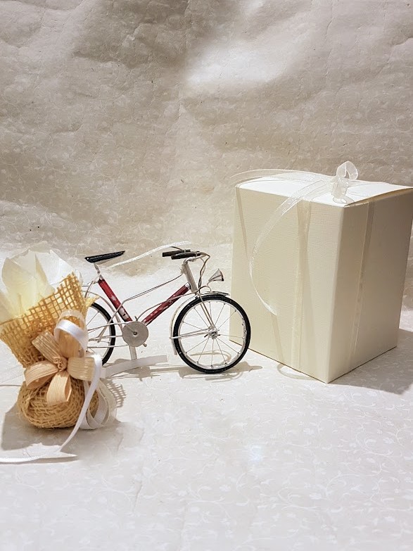 Bomboniera bicicletta in latta riciclata con porta confetti e scatola