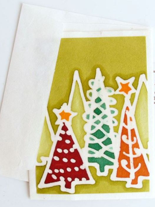 biglietto auguri buon natale con alberi, biglietto dipinto batik e busta in carta di gelso