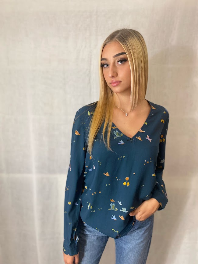 Blusa in viscosa Malala fantasia blu uccellini Quid per OnEarth