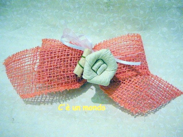 Bomboniera a fiocco rosa con fiore bianco