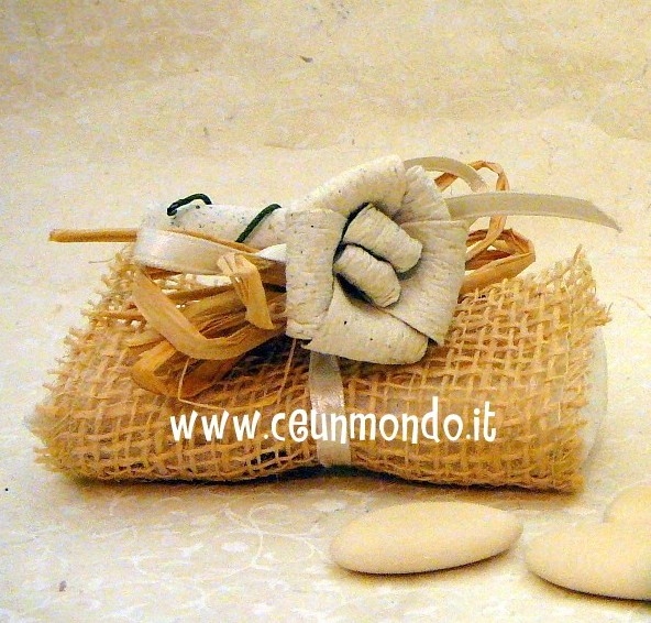 Bomboniera a pacchetto fiore bianco