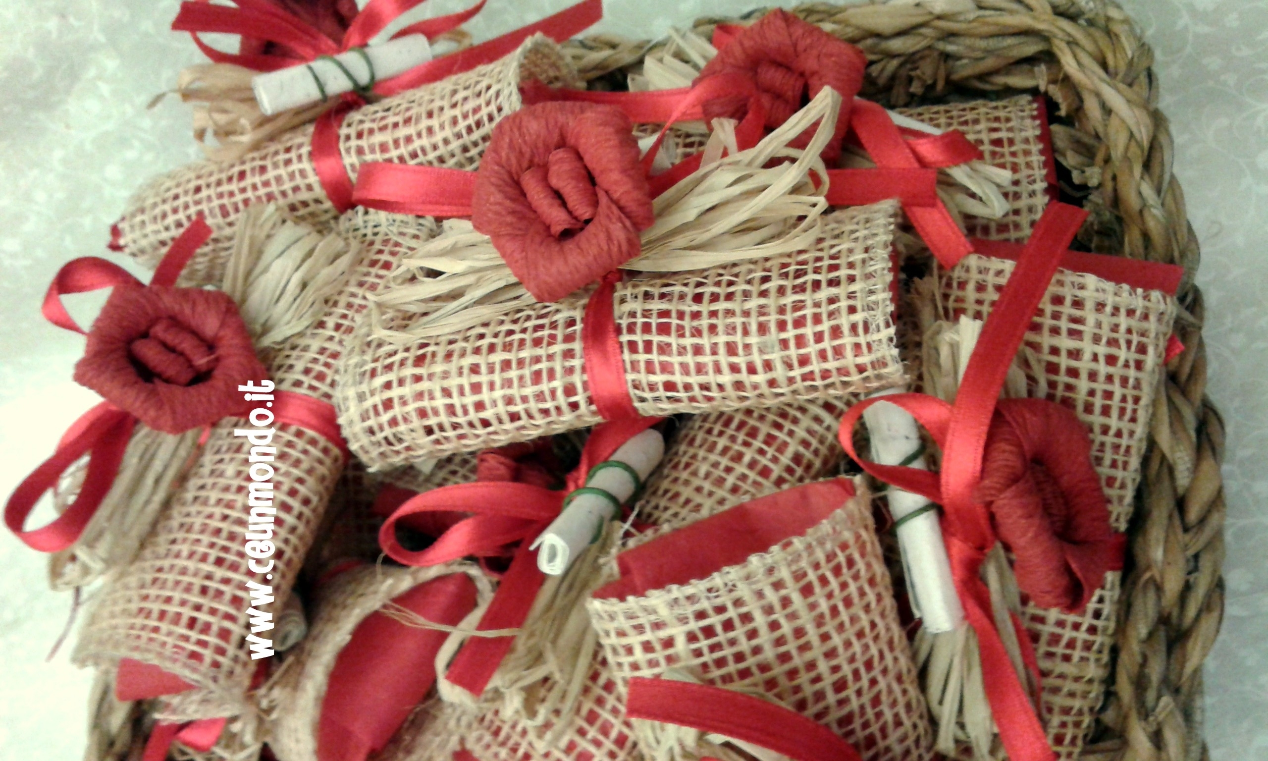 Bomboniera a pacchetto con fiore rosso