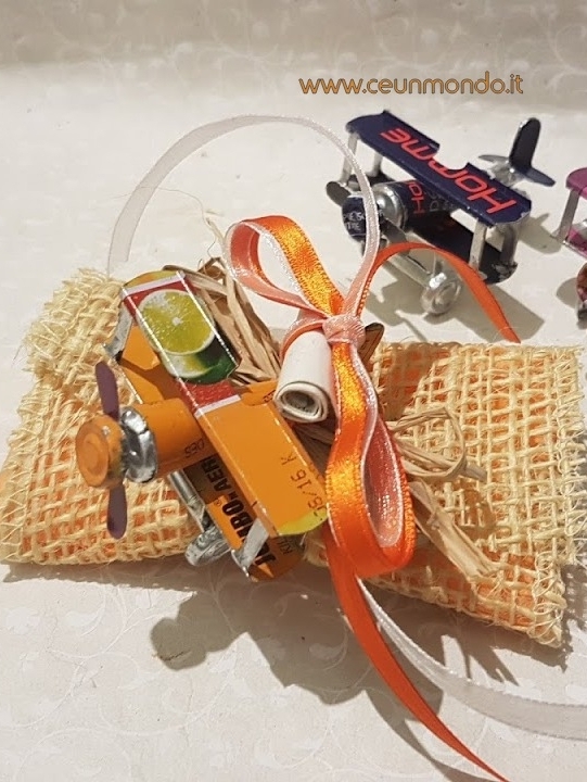 Bomboniera con aeroplanino di latta