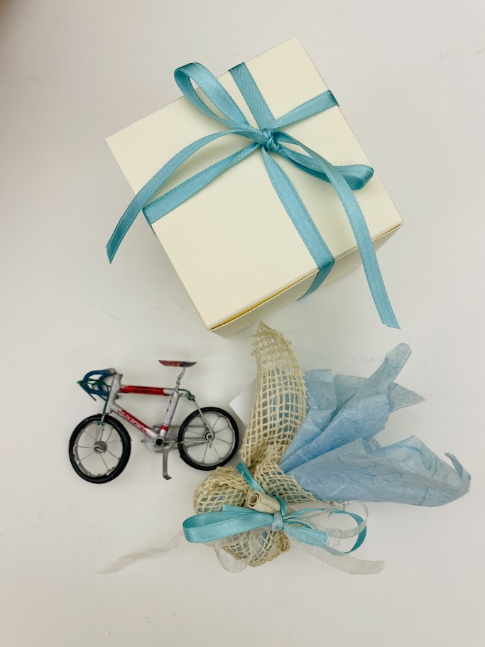 Bomboniera con bicicletta piccola in latta con porta confetti e scatola
