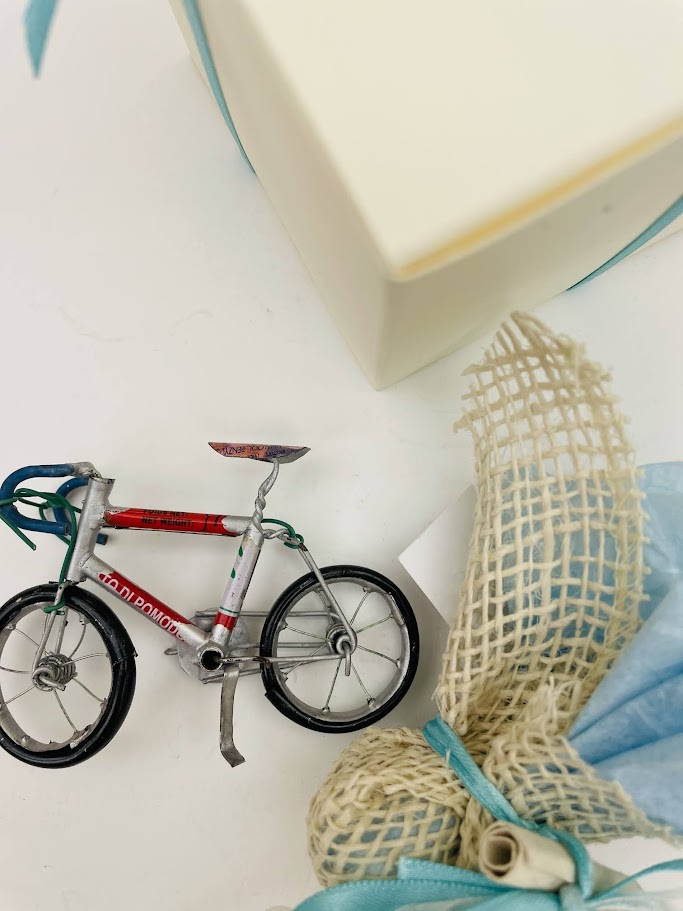 Bomboniera con bicicletta piccola in latta con porta confetti e scatola