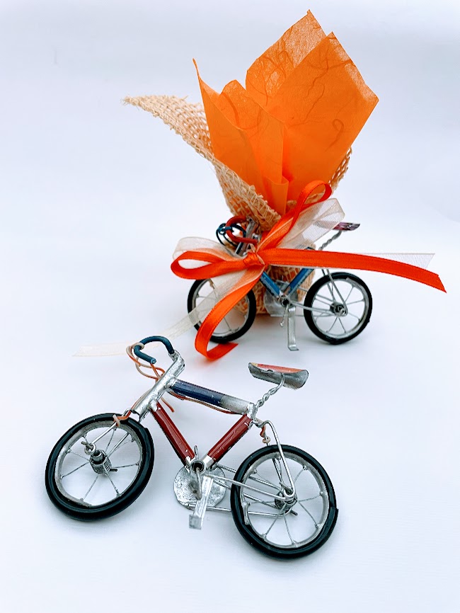 Bicicletta bomboniera con porta confetti arancione