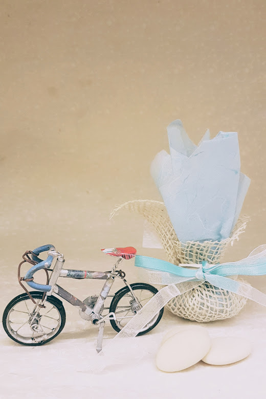 Bomboniera con bicicletta piccol in latta riciclata con portaconfetti