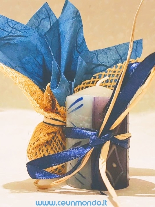 Bomboniera candela solidale dipinta con porta confetti blu