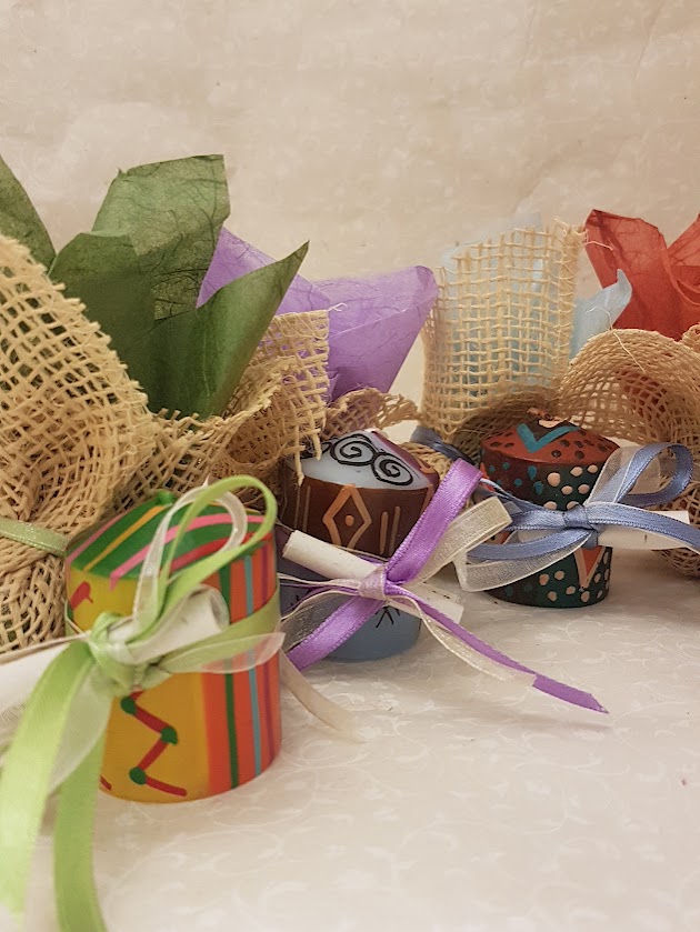 Bomboniera con candela 4x5cm dipinta a mano e porta confetti, colori assortiti