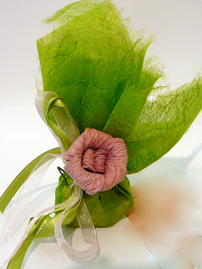 Bomboniera in carta di riso verde con fiore e nastri