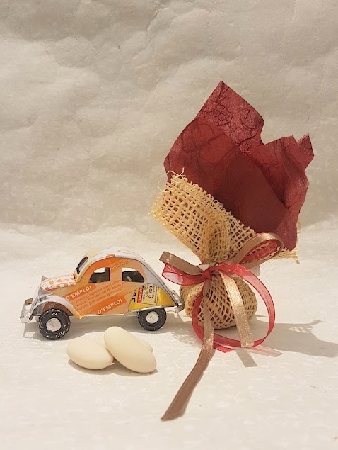 Bomboniera con macchina 2CV in latta riciclata