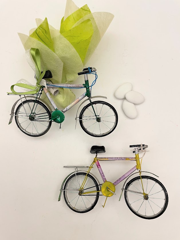 Bicicletta bomboniera, bici in latta riciclata inminiatura 13cm con portaconfetti