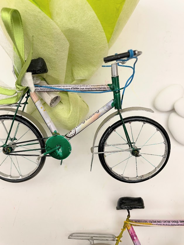 Bicicletta bomboniera, bici in latta riciclata inminiatura 13cm con portaconfetti