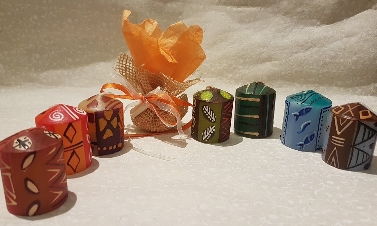 Candela dipinta a mano con Portaconfetti con nastro e rafia - bomboniera colori assortiti