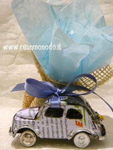 Bomboniera solidale macchinina Fiat 500 con porta confetti. Equo solidale. La foto vale come modello, ma i colori della macchinina possono variare