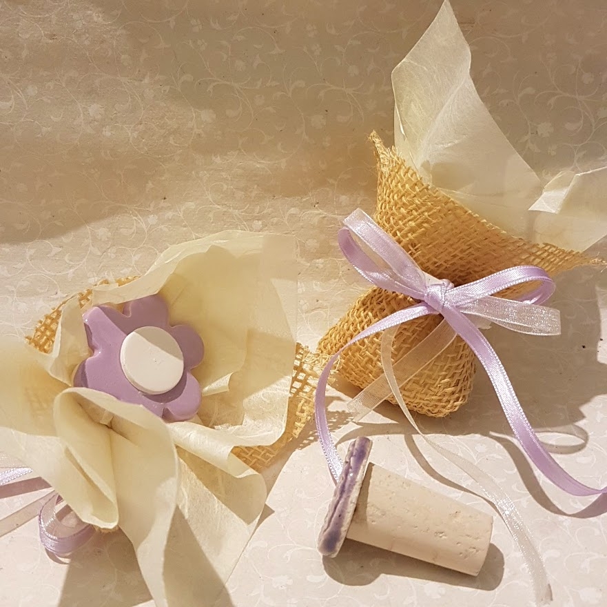 Bomboniera solidale con tappo fiore per battesimo o comunione