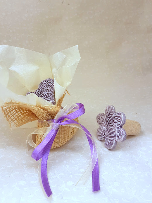 Bomboniera tappo in ceramica a fiore o cuore lilla