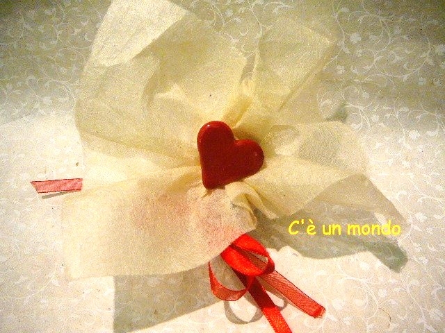 Bomboniera con tappo rosso a cuore