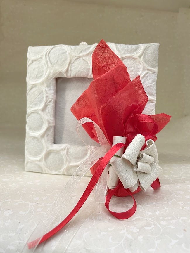 Bomboniera cornice in carta di gelso con portaconfetti rosso fiore in carta