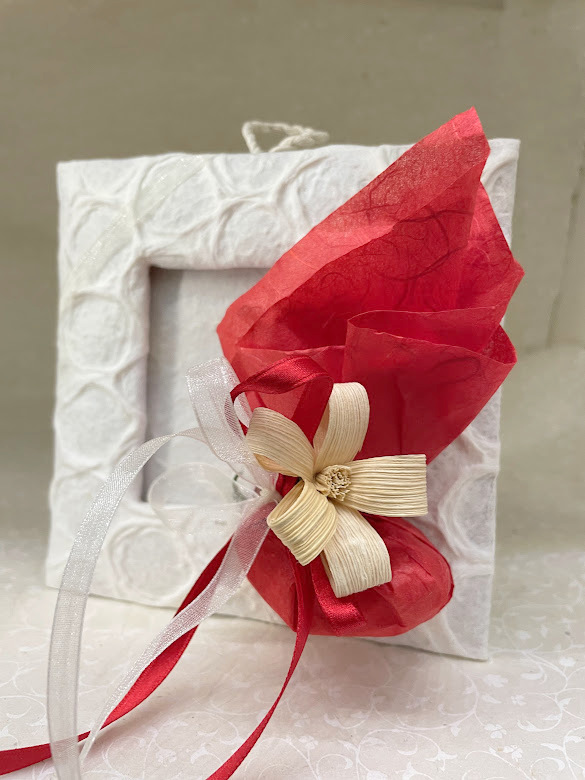 Bomboniera cornice in carta di gelso con portaconfetti rosso fiore di mais