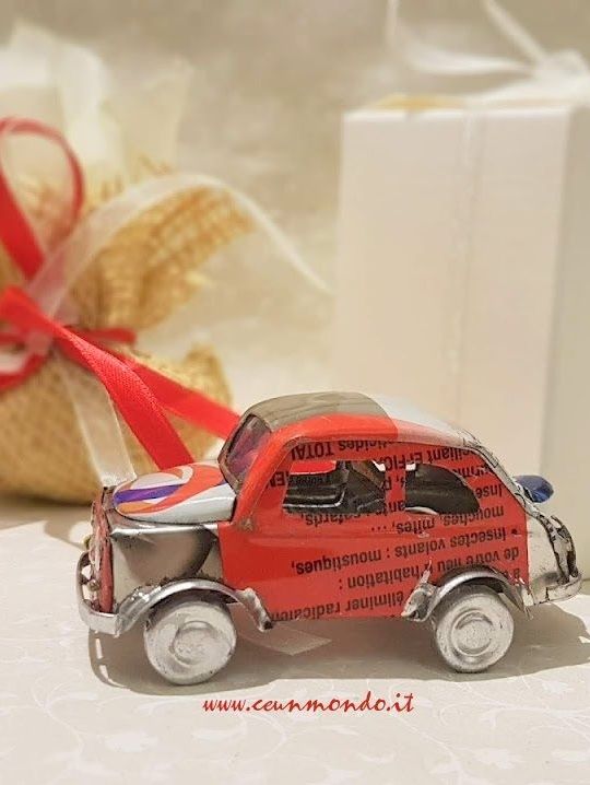 Bomboniera Macchinina FIAT 500 con portaconfetti juta nastri e scatolina 8x8 con nastro