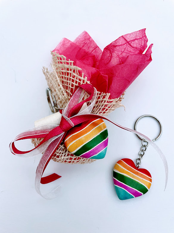 Bomboniera portachiavi, cuore arcobaleno con porta confetti