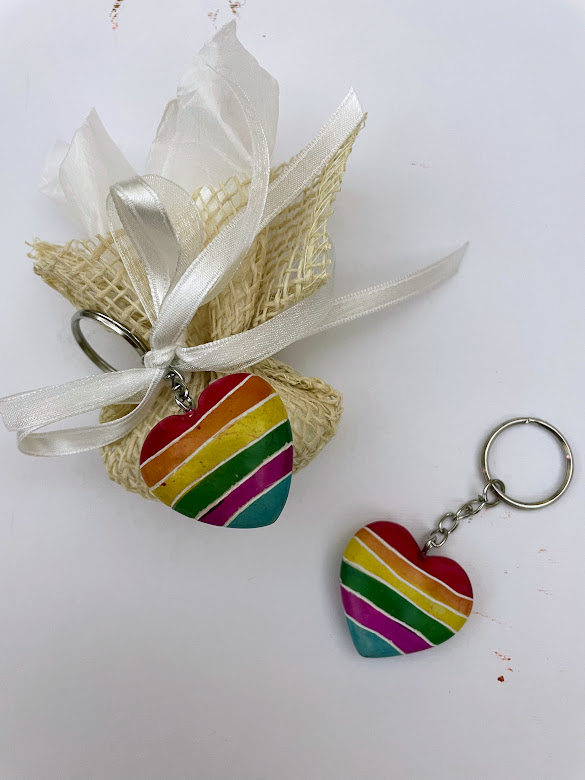 Bomboniera portachiavi, cuore arcobaleno con porta confetti